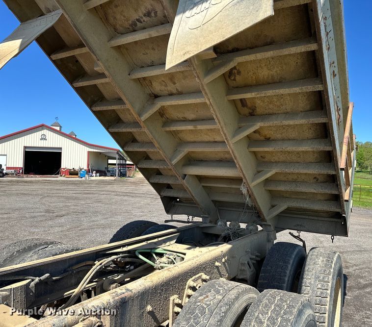 image for item OM9469 2001 Sterling  LT7500 dump truck