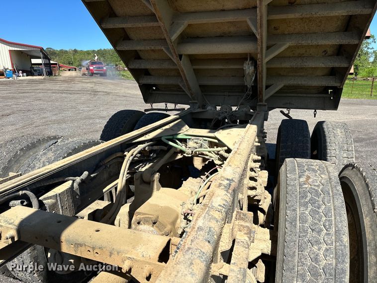 image for item OM9469 2001 Sterling  LT7500 dump truck