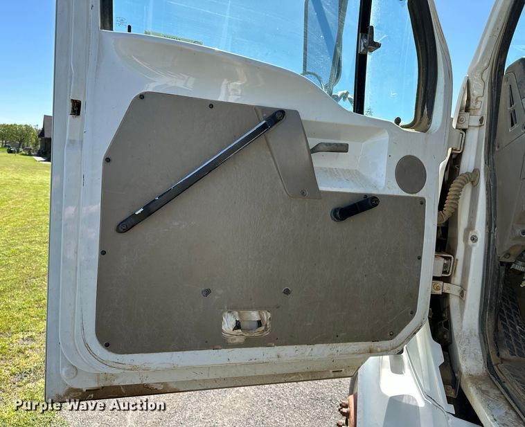 image for item OM9469 2001 Sterling  LT7500 dump truck