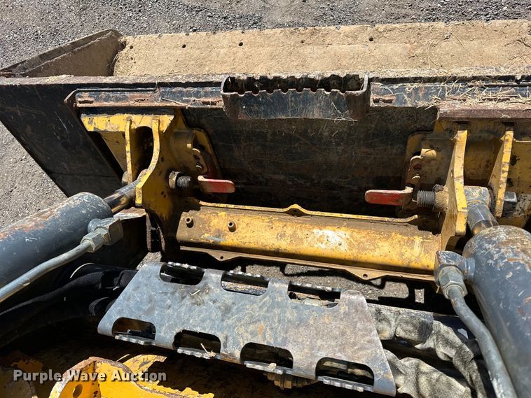 image for item OM9470 2015 John Deere  332E skid steer loader