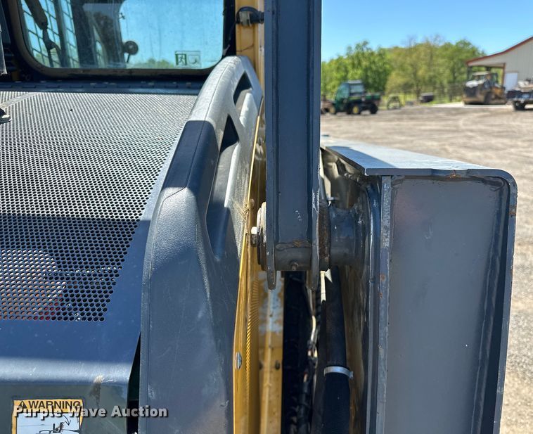 image for item OM9470 2015 John Deere  332E skid steer loader