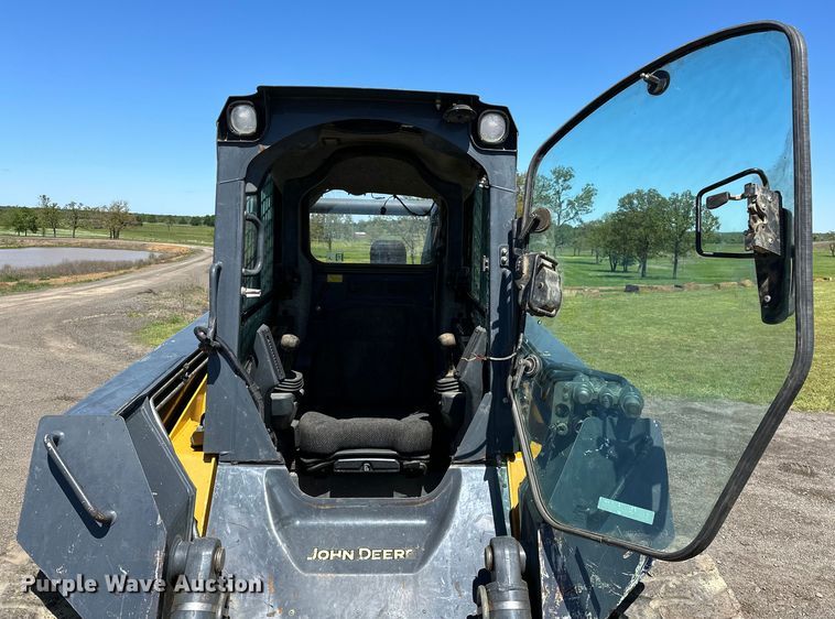 image for item OM9470 2015 John Deere  332E skid steer loader