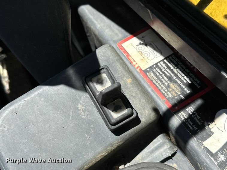 image for item OM9470 2015 John Deere  332E skid steer loader