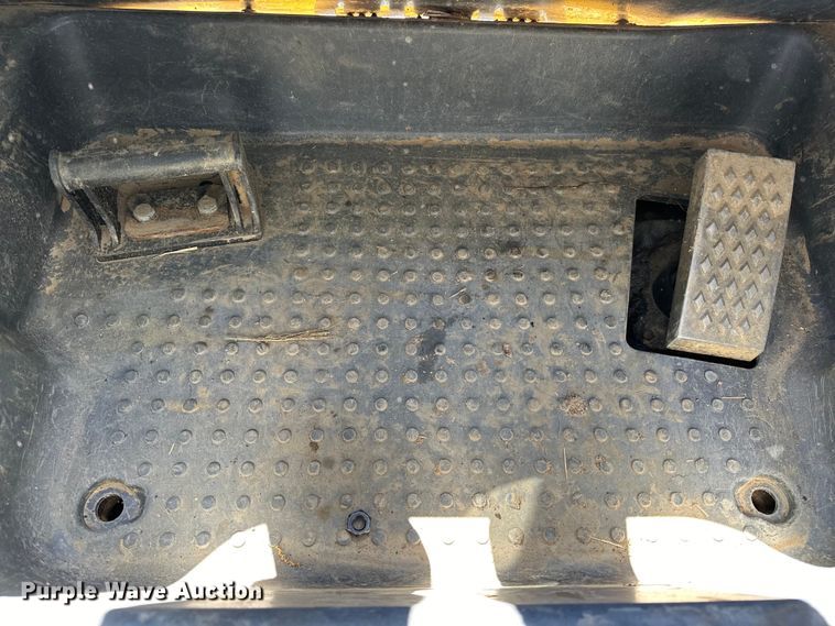 image for item OM9470 2015 John Deere  332E skid steer loader