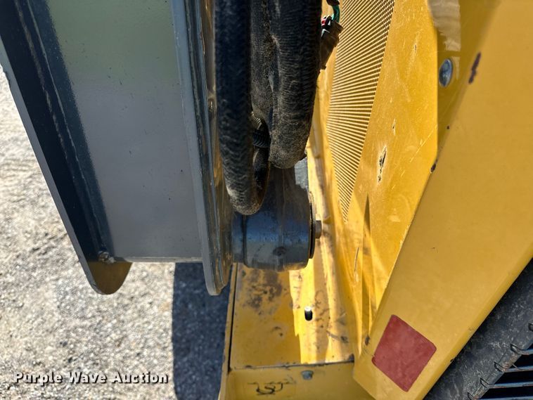 image for item OM9471 2016 John Deere  332E  skid steer loader