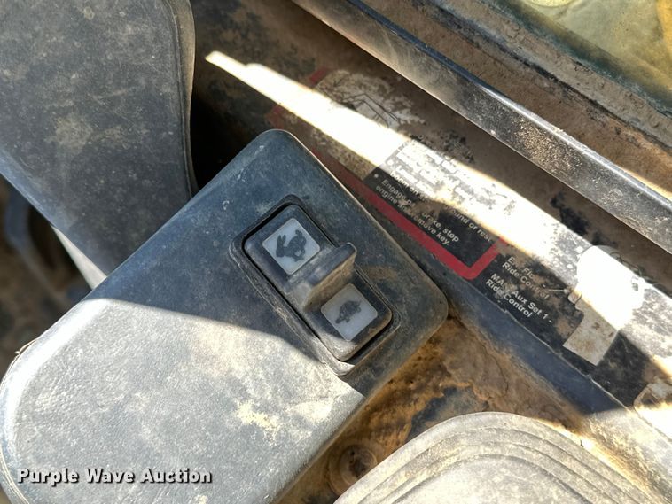 image for item OM9471 2016 John Deere  332E  skid steer loader