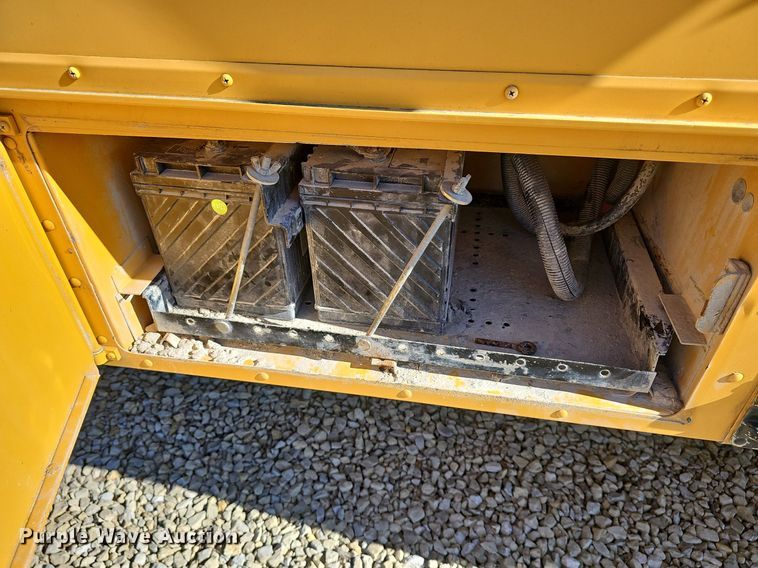 image for item DM1571 2004 International 3800 school bus