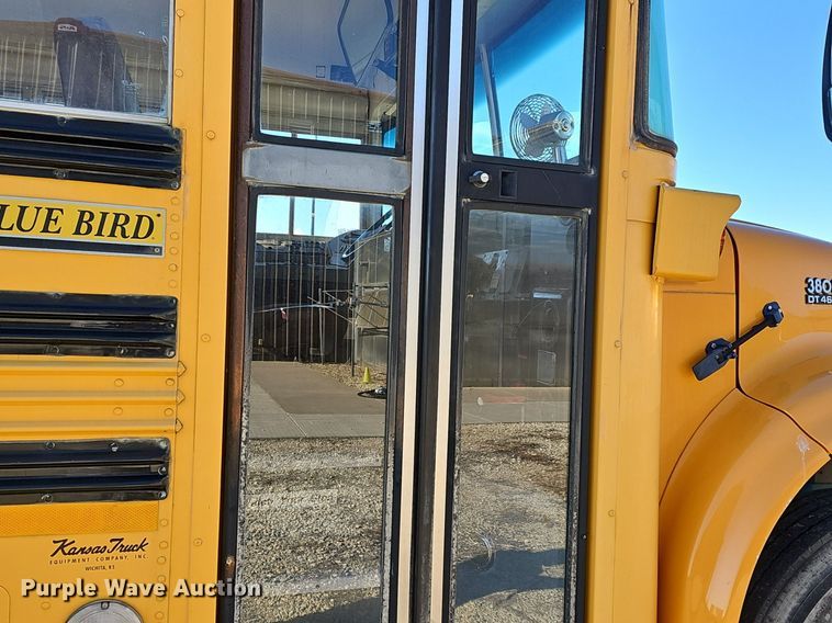 image for item DM1571 2004 International 3800 school bus