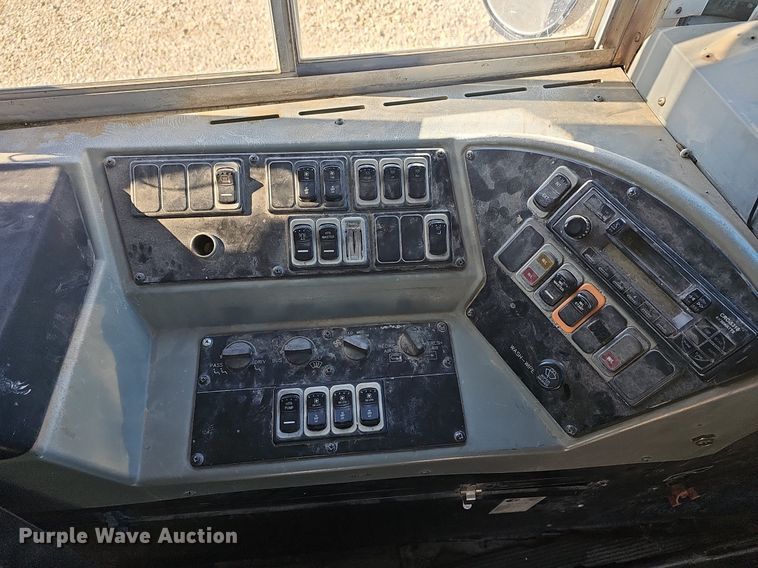 image for item DM1571 2004 International 3800 school bus