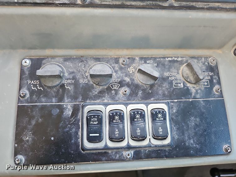 image for item DM1571 2004 International 3800 school bus