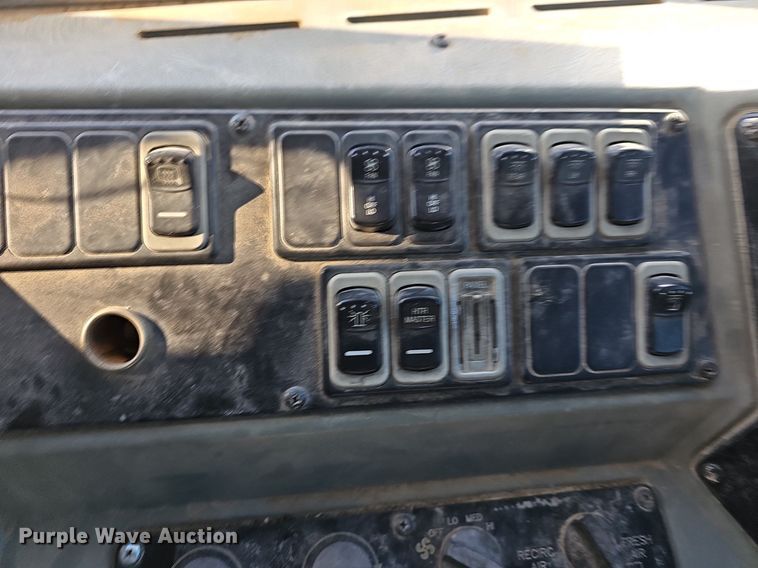 image for item DM1571 2004 International 3800 school bus