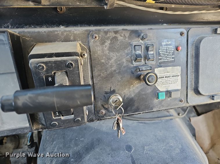 image for item DM1571 2004 International 3800 school bus