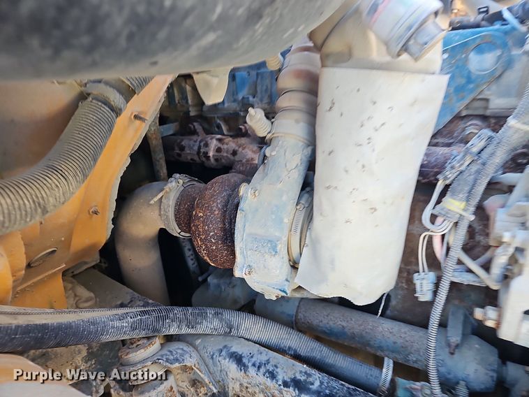 image for item DM1571 2004 International 3800 school bus