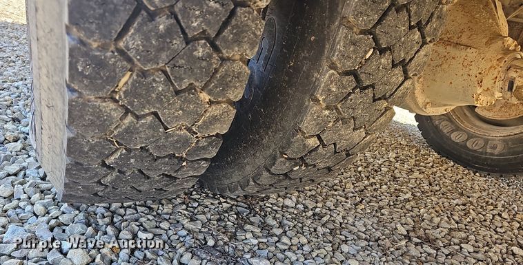 image for item DM1571 2004 International 3800 school bus