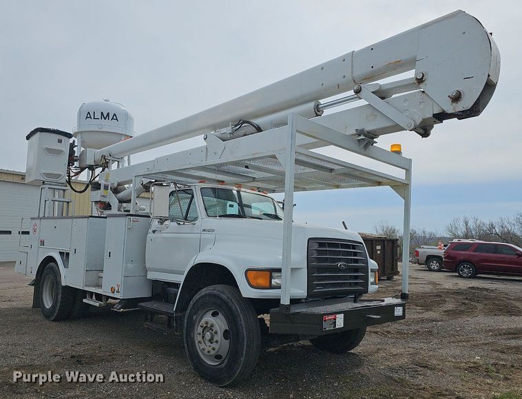 image for item DM1596 1999 Ford F Series bucket truck