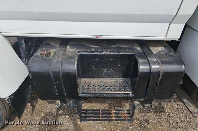 image for item DM1596 1999 Ford F Series bucket truck