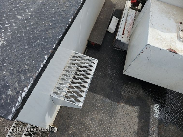 image for item DM1596 1999 Ford F Series bucket truck