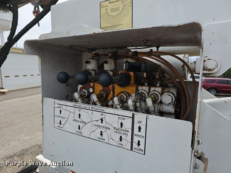 image for item DM1596 1999 Ford F Series bucket truck