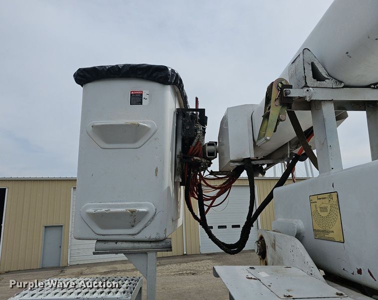 image for item DM1596 1999 Ford F Series bucket truck