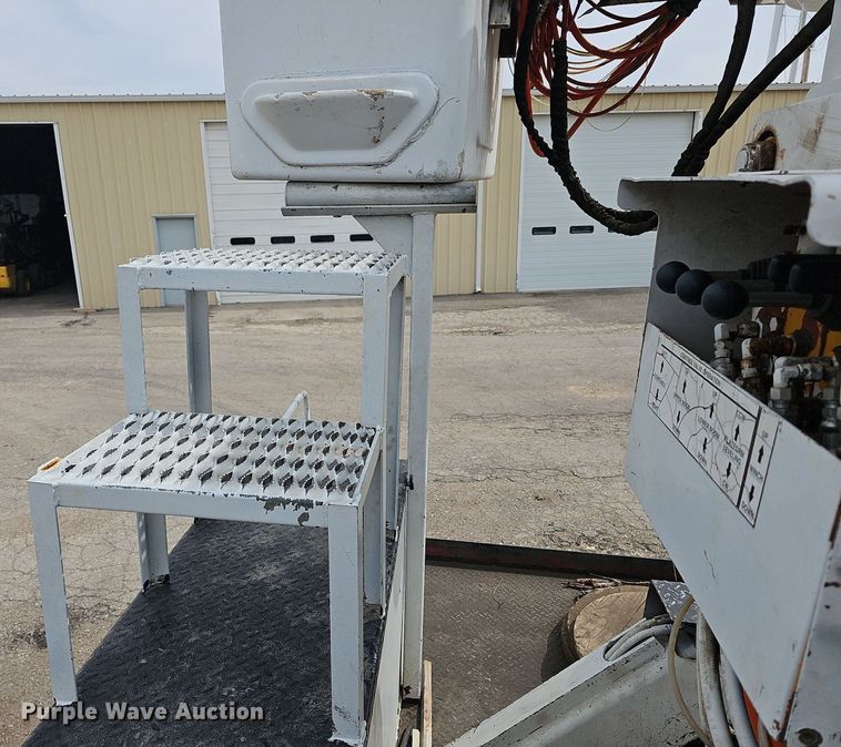 image for item DM1596 1999 Ford F Series bucket truck