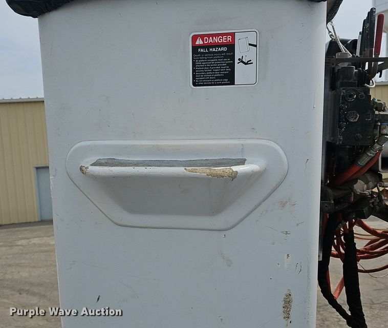 image for item DM1596 1999 Ford F Series bucket truck