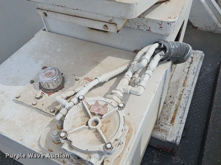image for item DM1596 1999 Ford F Series bucket truck
