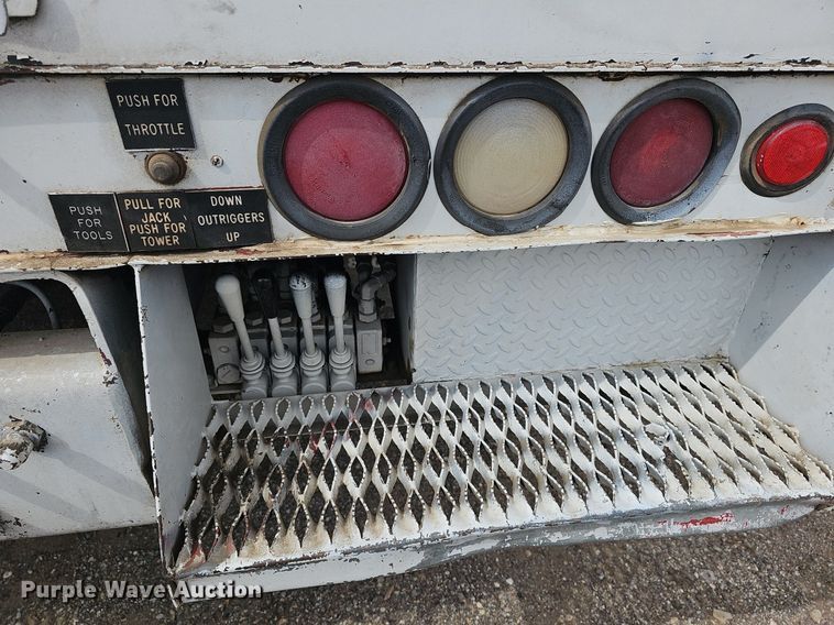 image for item DM1596 1999 Ford F Series bucket truck