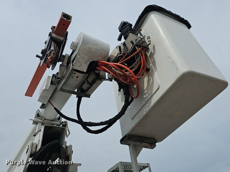 image for item DM1596 1999 Ford F Series bucket truck