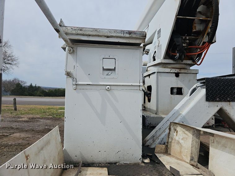 image for item DM1596 1999 Ford F Series bucket truck