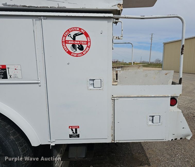 image for item DM1596 1999 Ford F Series bucket truck