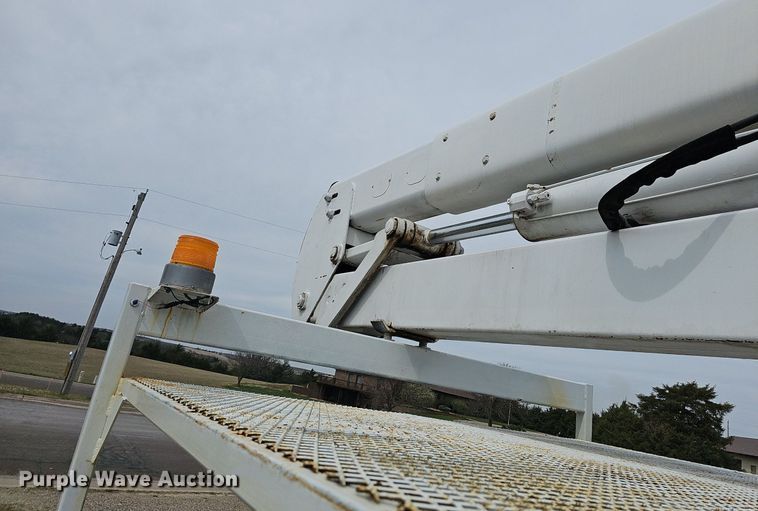 image for item DM1596 1999 Ford F Series bucket truck