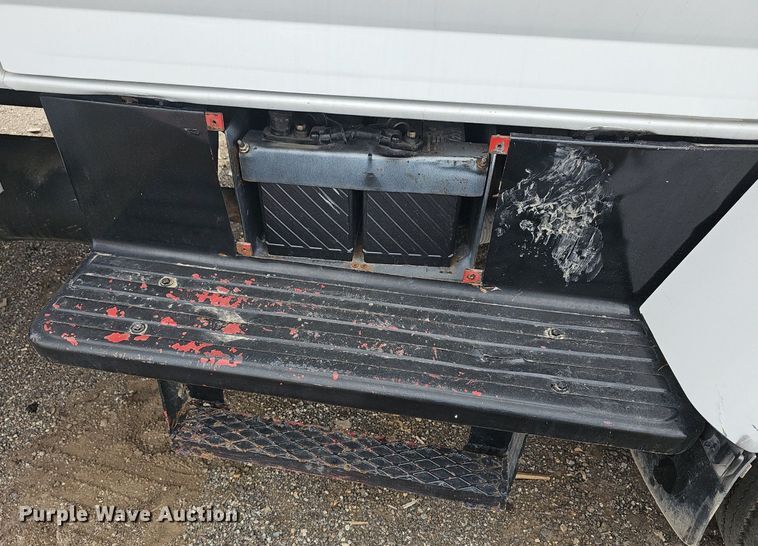 image for item DM1596 1999 Ford F Series bucket truck