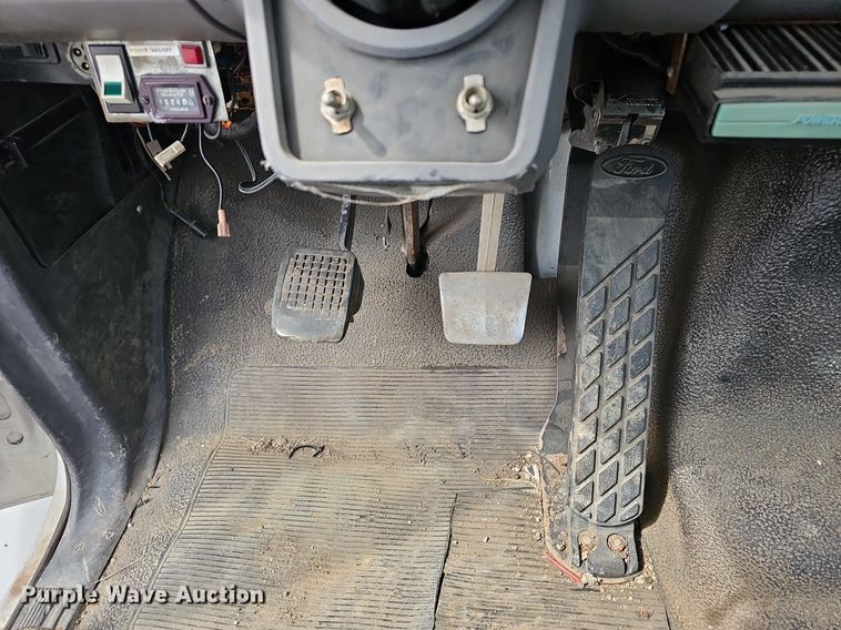 image for item DM1596 1999 Ford F Series bucket truck