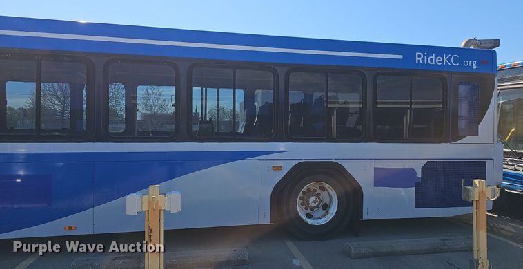 image for item DM1614 2007 Gillig  G27D102N4 transit bus