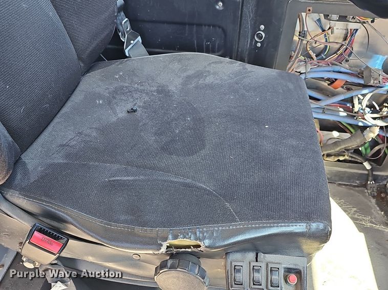 image for item DM1614 2007 Gillig  G27D102N4 transit bus