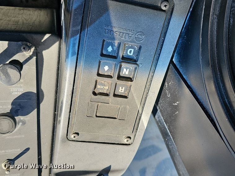 image for item DM1614 2007 Gillig  G27D102N4 transit bus