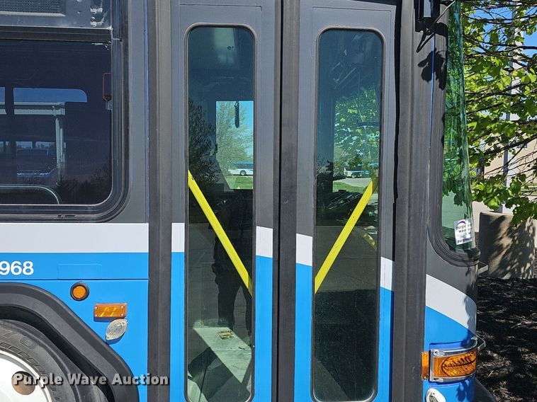 image for item DM1618 2006 Gillig  G29D102N4 transit bus