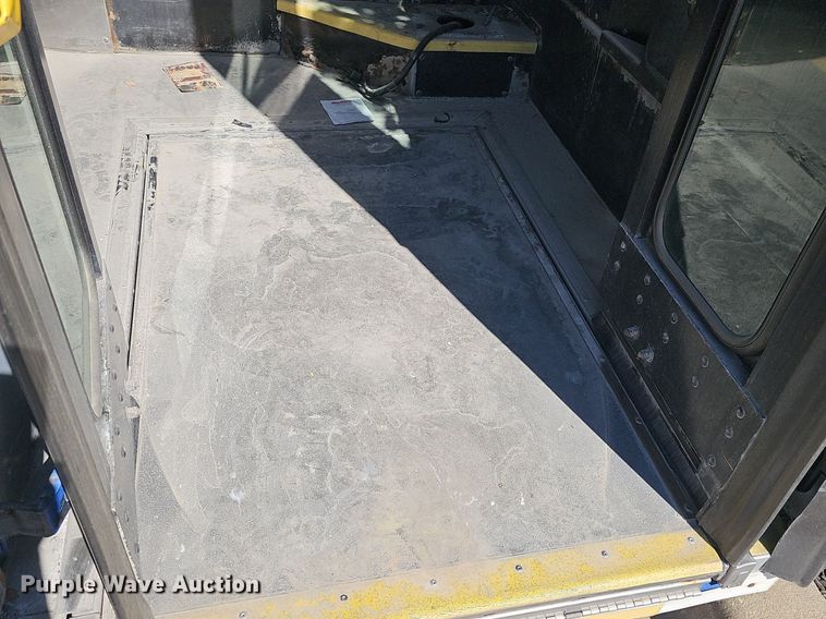 image for item DM1618 2006 Gillig  G29D102N4 transit bus