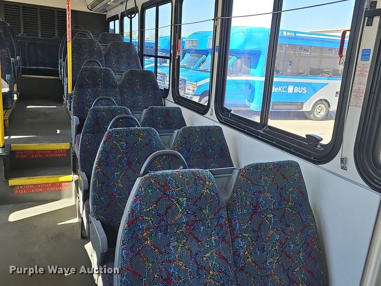 image for item DM1618 2006 Gillig  G29D102N4 transit bus