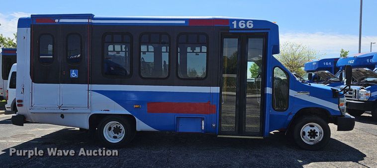 image for item DM1626 2014 Ford E450 Super Duty  shuttle bus