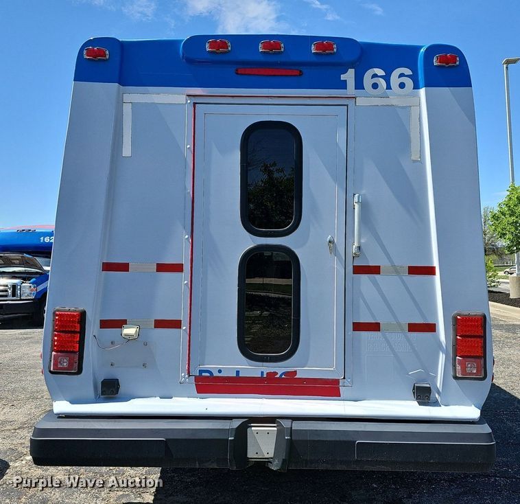 image for item DM1626 2014 Ford E450 Super Duty  shuttle bus