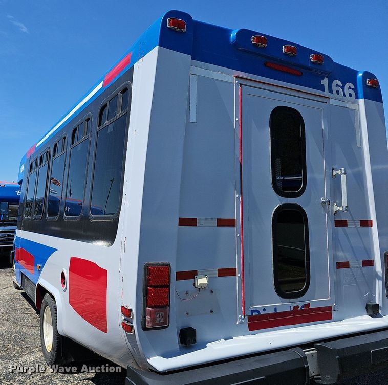 image for item DM1626 2014 Ford E450 Super Duty  shuttle bus