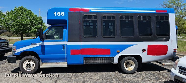 image for item DM1626 2014 Ford E450 Super Duty  shuttle bus