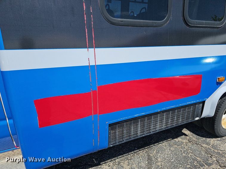 image for item DM1626 2014 Ford E450 Super Duty  shuttle bus