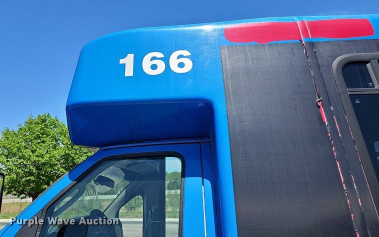 image for item DM1626 2014 Ford E450 Super Duty  shuttle bus