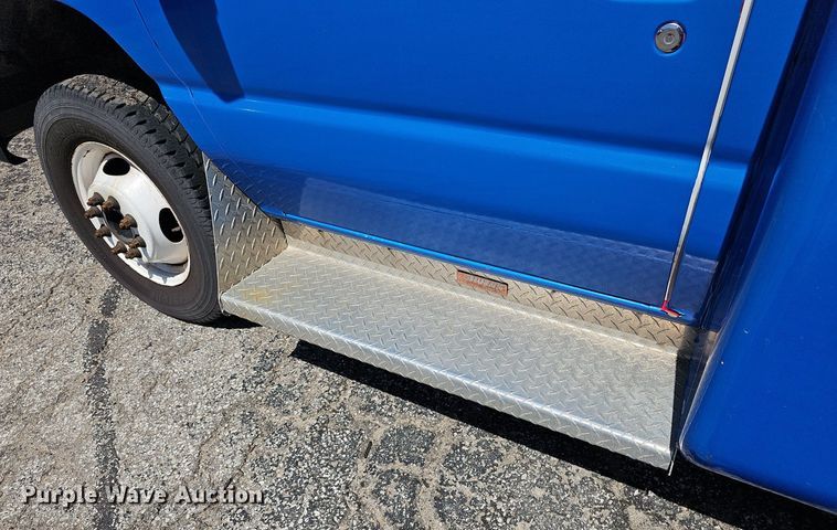 image for item DM1626 2014 Ford E450 Super Duty  shuttle bus