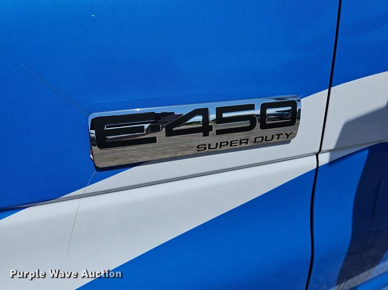 image for item DM1626 2014 Ford E450 Super Duty  shuttle bus