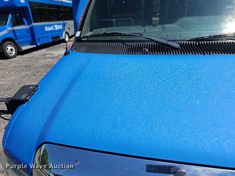 image for item DM1626 2014 Ford E450 Super Duty  shuttle bus