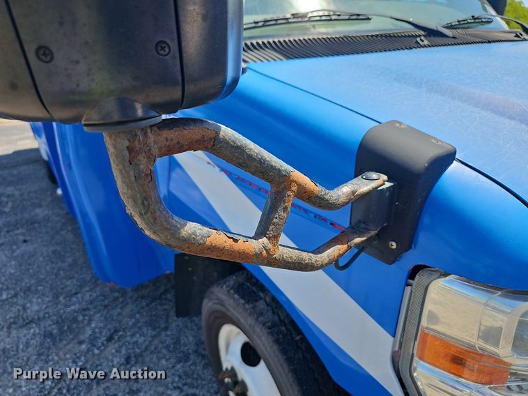 image for item DM1626 2014 Ford E450 Super Duty  shuttle bus