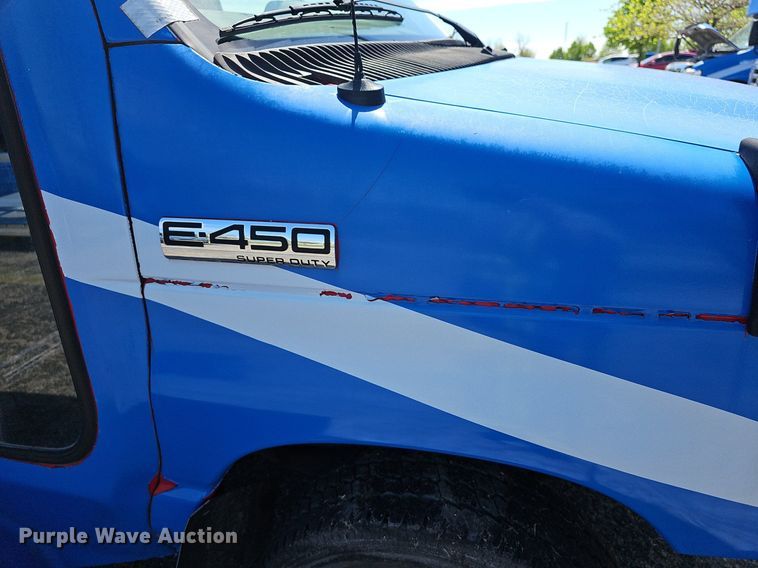 image for item DM1626 2014 Ford E450 Super Duty  shuttle bus